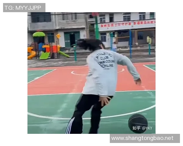 广西女孩冯敏敏用手机练就神龙摆尾篮球技巧